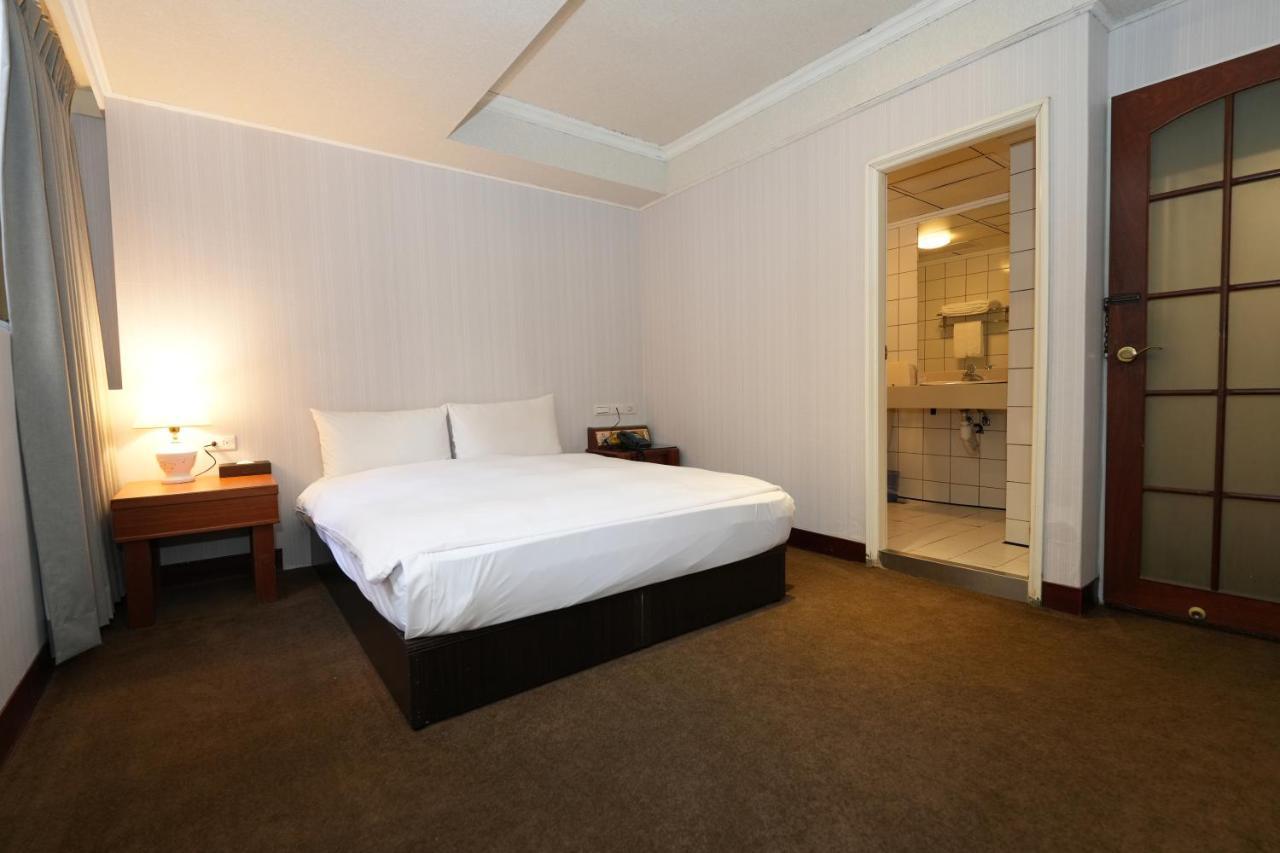 Meworld Hotel - Sanchong Taipei Exterior photo